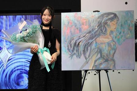 自身の作品と写真に収まるＲａｉｎ　Ｔｒｅｅ橋本真希