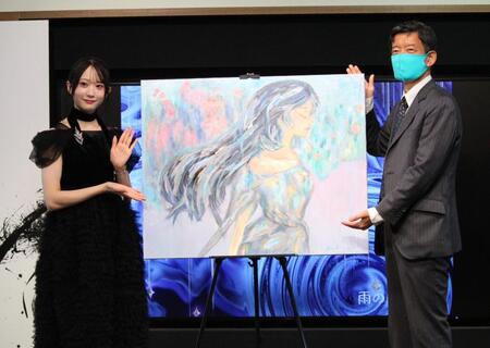 落札者と記念撮影するＲａｉｎ　Ｔｒｅｅ橋本真希（左）