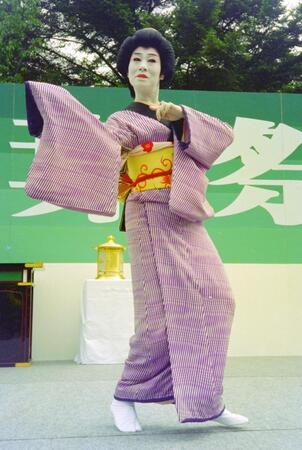 高野山で奉納舞踏を披露する水谷八重子さん＝１９９５年６月