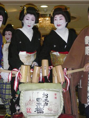 鏡割りをする水谷八重子（右）と波乃九里子