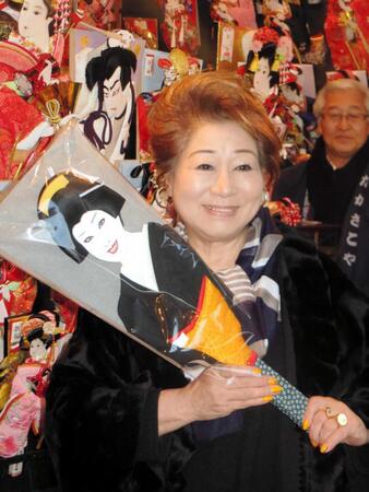 自身がモチーフとなった羽子板を手に笑顔＝１４年１２月