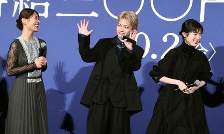 トークで盛り上がる（左から）渋谷凪咲、西畑大吾、福本莉子（撮影・園田高夫）