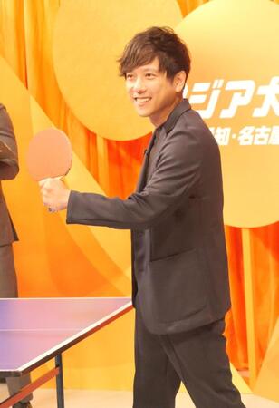 石川佳純氏との卓球対決前から自信満々に報道陣にポーズを取る二宮和也