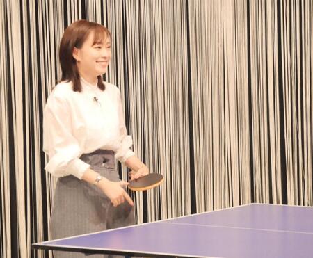 ラケットを握り余裕の表情を浮かべる石川佳純さん