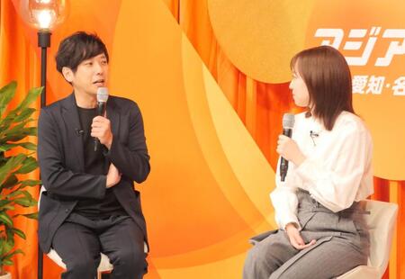 トークで盛り上がる二宮和也（左）と石川佳純氏