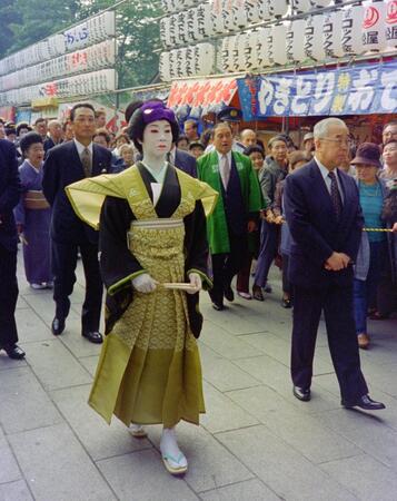 浅草寺の仲見世通りをお練りする水谷八重子さん＝１９９５年１０月