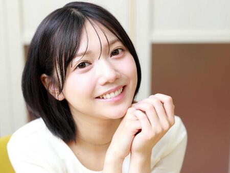 笑顔でポーズをとる日向未来（撮影・石井剣太郎）