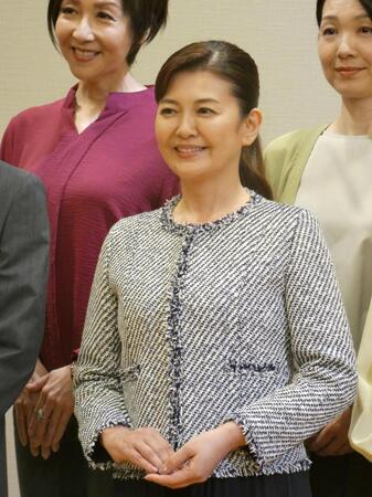 会見を行った南野陽子（中央）