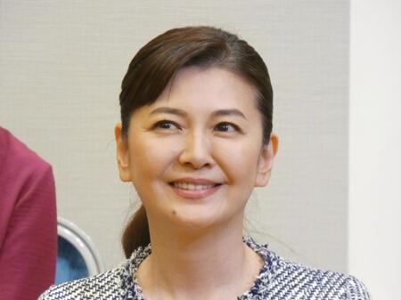 会見を行った南野陽子