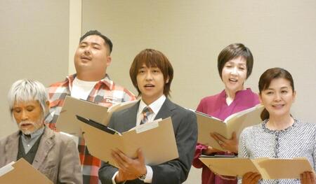 歌唱する（前列左から）片岡鶴太郎、八乙女光、南野陽子、（後列同）Ｂｉｇｆｕｍｉ、冴木杏奈
