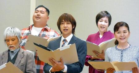 　歌唱する（前列左から）片岡鶴太郎、八乙女光、南野陽子、（後列同）Ｂｉｇｆｕｍｉ、冴木杏奈