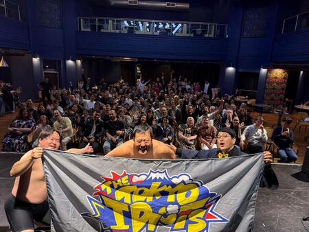 現地を沸かせたＴＨＥ　ＴＯＫＹＯ　ＩＤＩＯＴＳの（左から）、ウエスＰ（ＷＥＳ-Ｐ）、とにかく明るい安村（ＴＯＮＹ）、市川こいくち（ＧＡＳＳＹ）