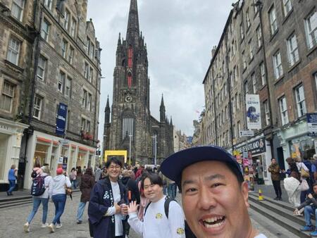 ＴＨＥ　ＴＯＫＹＯ　ＩＤＩＯＴＳの（左から）市川こいくち（ＧＡＳＳＹ）、ウエスＰ（ＷＥＳ-Ｐ）、とにかく明るい安村（ＴＯＮＹ）