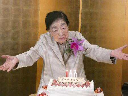 満１００歳を迎え「百寿を祝う会」に出席した石井ふく子氏＝都内