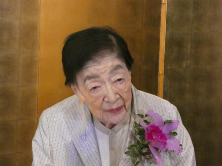 満１００歳を迎え「百寿を祝う会」に出席した石井ふく子氏＝都内