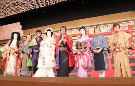 「流白浪燦星　碧翠の麗城」の公開舞台稽古の前に取材に応じた（左から）坂東彌十郎、市川猿弥、市川笑三郎、中村米吉、片岡愛之助、市川笑也、市川青虎、市川中車＝京都・南座「協力　松竹株式会社」
