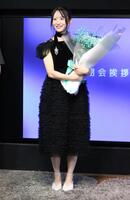 花束を受け取ったＲａｉｎ　Ｔｒｅｅ橋本真希