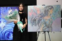 自身の作品と写真に収まるＲａｉｎ　Ｔｒｅｅ橋本真希