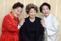二月新派喜劇公演「三婆」に出演する（左から）渡辺えり、水谷八重子、波乃久里子