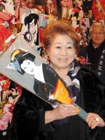 自身がモチーフとなった羽子板を手に笑顔＝１４年１２月