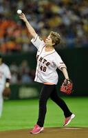 豪快な投球フォームで投げる水谷八重子（撮影・園田高夫）