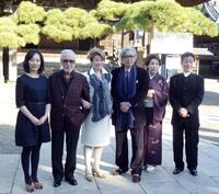 柴又帝釈天で舞台「東京物語」の成功祈願を行った山田洋次監督（右から３番目）、水谷八重子（同４番目）ら