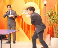 石川佳純氏のサーブを見事に打ち返す二宮和也（右）と見守る齋藤慎太郎アナウンサー