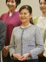 会見を行った南野陽子（中央）