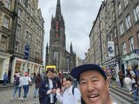 ＴＨＥ　ＴＯＫＹＯ　ＩＤＩＯＴＳの（左から）市川こいくち（ＧＡＳＳＹ）、ウエスＰ（ＷＥＳ-Ｐ）、とにかく明るい安村（ＴＯＮＹ）