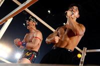 肉体美を披露するＨＧ（左）と西野創人