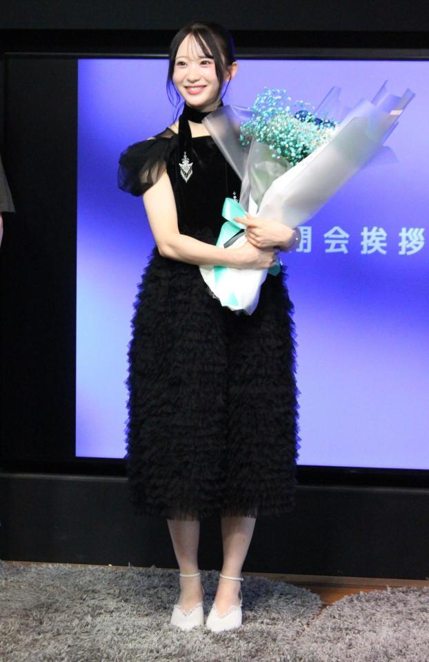 花束を受け取ったＲａｉｎ　Ｔｒｅｅ橋本真希