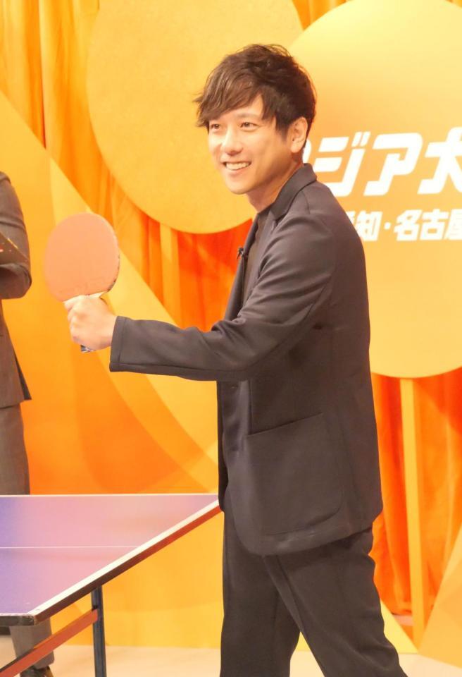 石川佳純氏との卓球対決前から自信満々に報道陣にポーズを取る二宮和也