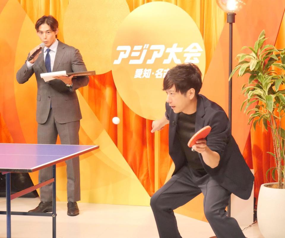石川佳純氏のサーブを打ち返そうとする二宮和也（右）と見守る齋藤慎太郎アナウンサー