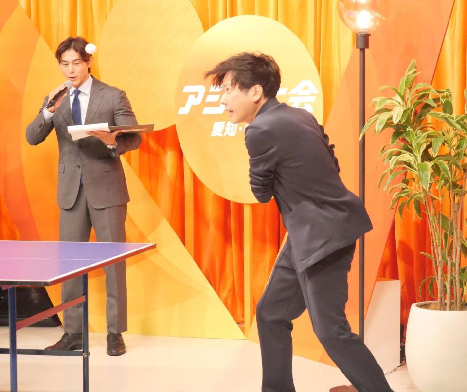 石川佳純氏のサーブを見事に打ち返す二宮和也（右）と見守る齋藤慎太郎アナウンサー