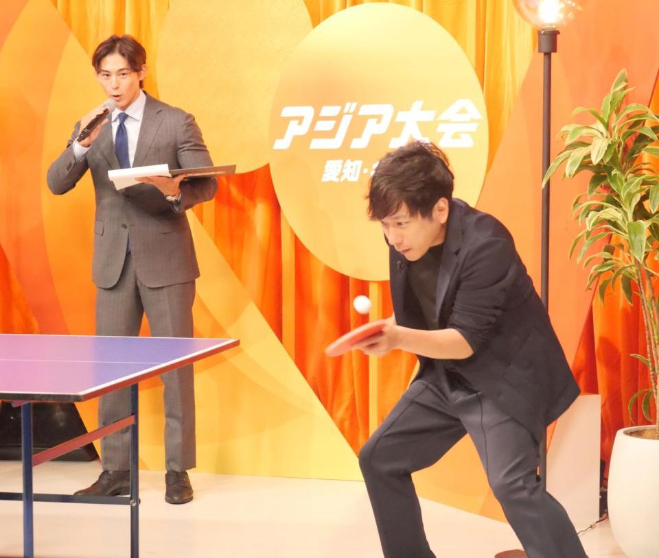 石川佳純氏のサーブを見事に打ち返す二宮和也（右）と見守る齋藤慎太郎アナウンサー