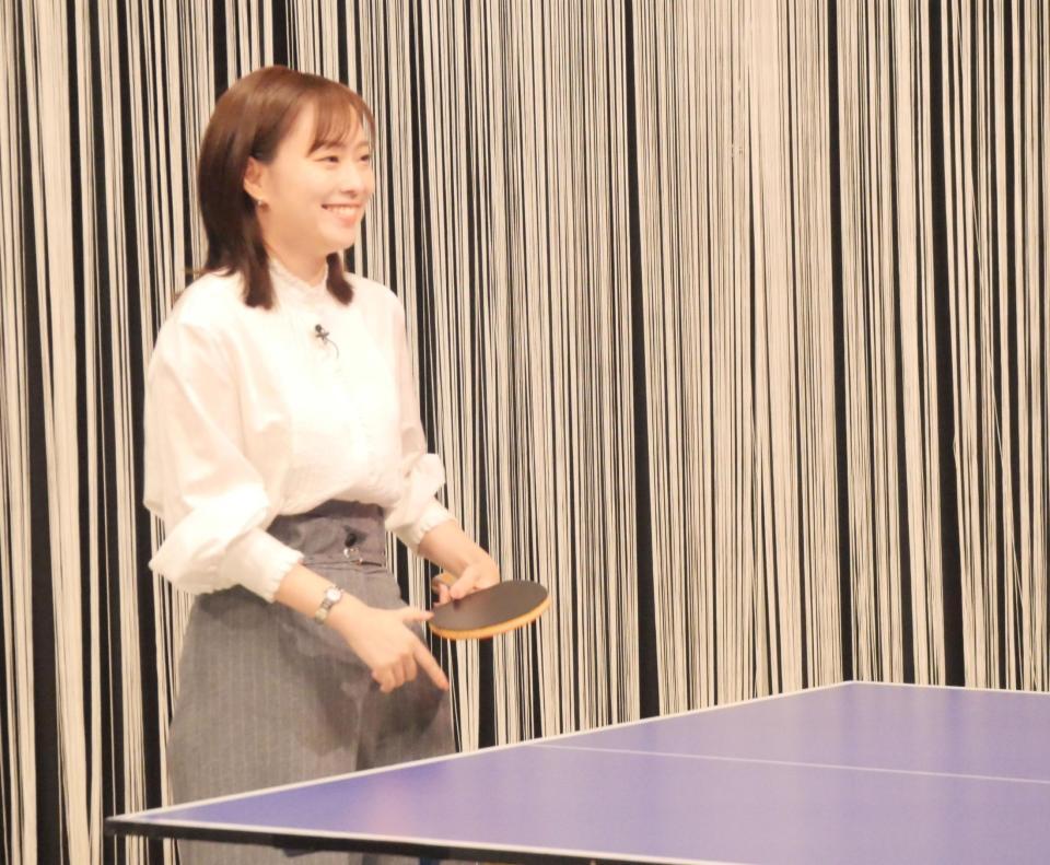 ラケットを握り余裕の表情を浮かべる石川佳純さん