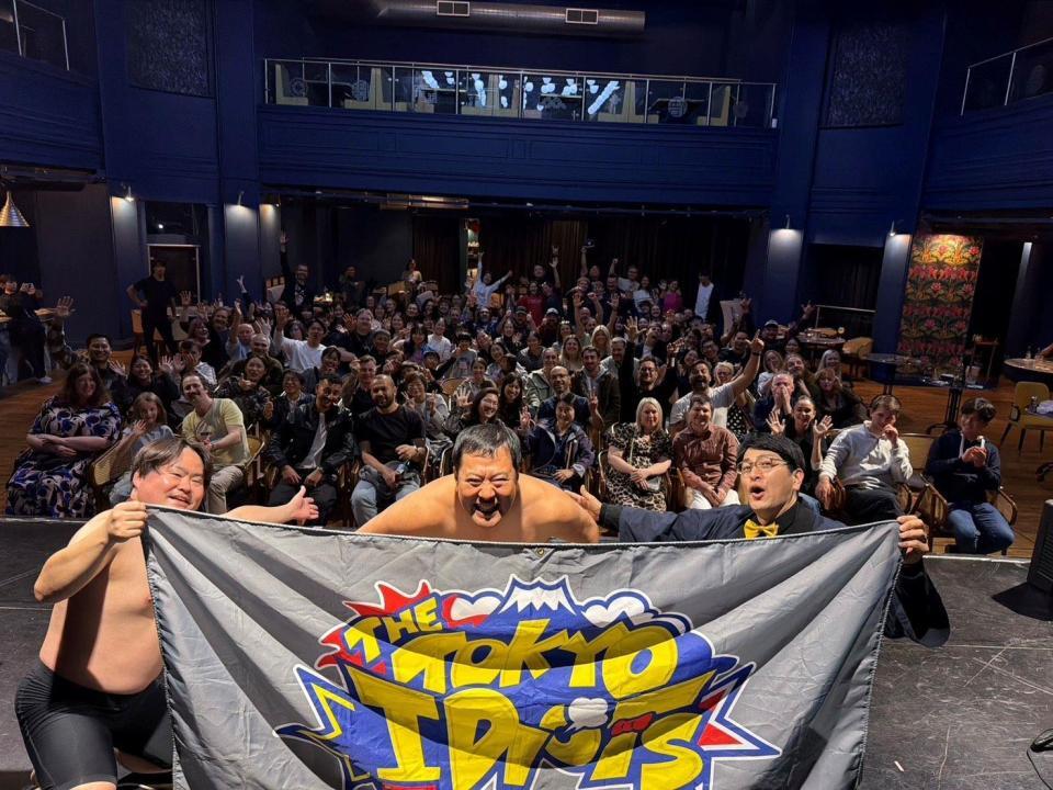 現地を沸かせたＴＨＥ　ＴＯＫＹＯ　ＩＤＩＯＴＳの（左から）、ウエスＰ（ＷＥＳ-Ｐ）、とにかく明るい安村（ＴＯＮＹ）、市川こいくち（ＧＡＳＳＹ）