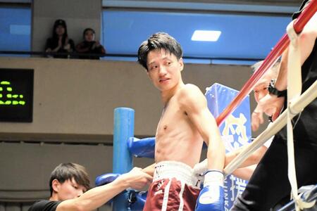 プロボクサーとしてデビュー戦に臨み、敗れた藤原季節