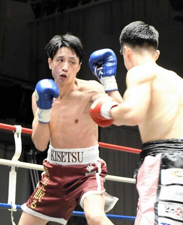 プロボクサーとしてデビュー戦に臨んだ藤原季節（左）