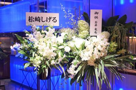 大野雄二さんのお別れ会に贈られた花（撮影・堀内翔）