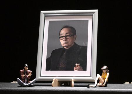 ルパン三世、峰不二子のフィギュアに見守られる大野雄二さんの遺影（撮影・堀内翔）