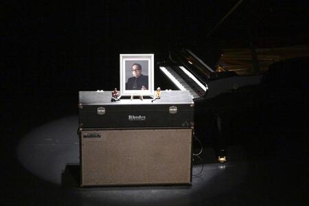ステージに置かれた大野雄二さんの遺影（撮影・堀内翔）