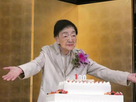 満１００歳を迎え、お祝いのケーキを贈られた石井ふく子氏