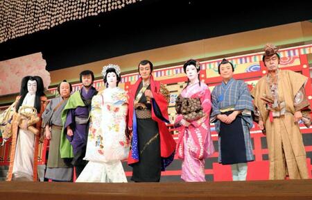 （左から）坂東彌十郎、市川猿弥、市川笑三郎、中村米吉、片岡愛之助、市川笑也、市川青虎、市川中車「協力　松竹株式会社」