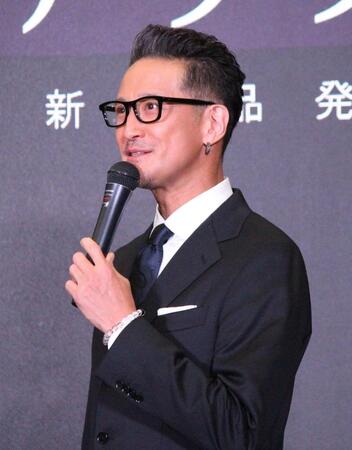 「アラウーノ」新製品発表会に出席した松岡昌宏