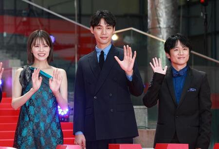手を振る（左から）志田彩良、福士蒼汰、風間俊介（撮影・石井剣太郎）