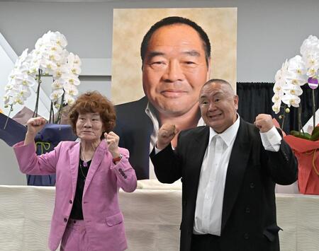ガッツ石松さんお別れ会の参列した林家ぺー（左）と松村邦洋（撮影・持木克友）