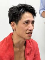 プロボクシングデビュー戦で１回ＴＫＯ負けを喫し、涙ぐむ藤原季節