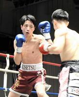 プロボクサーとしてデビュー戦に臨んだ藤原季節（左）