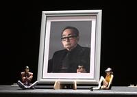 ルパン三世、峰不二子のフィギュアに見守られる大野雄二さんの遺影（撮影・堀内翔）